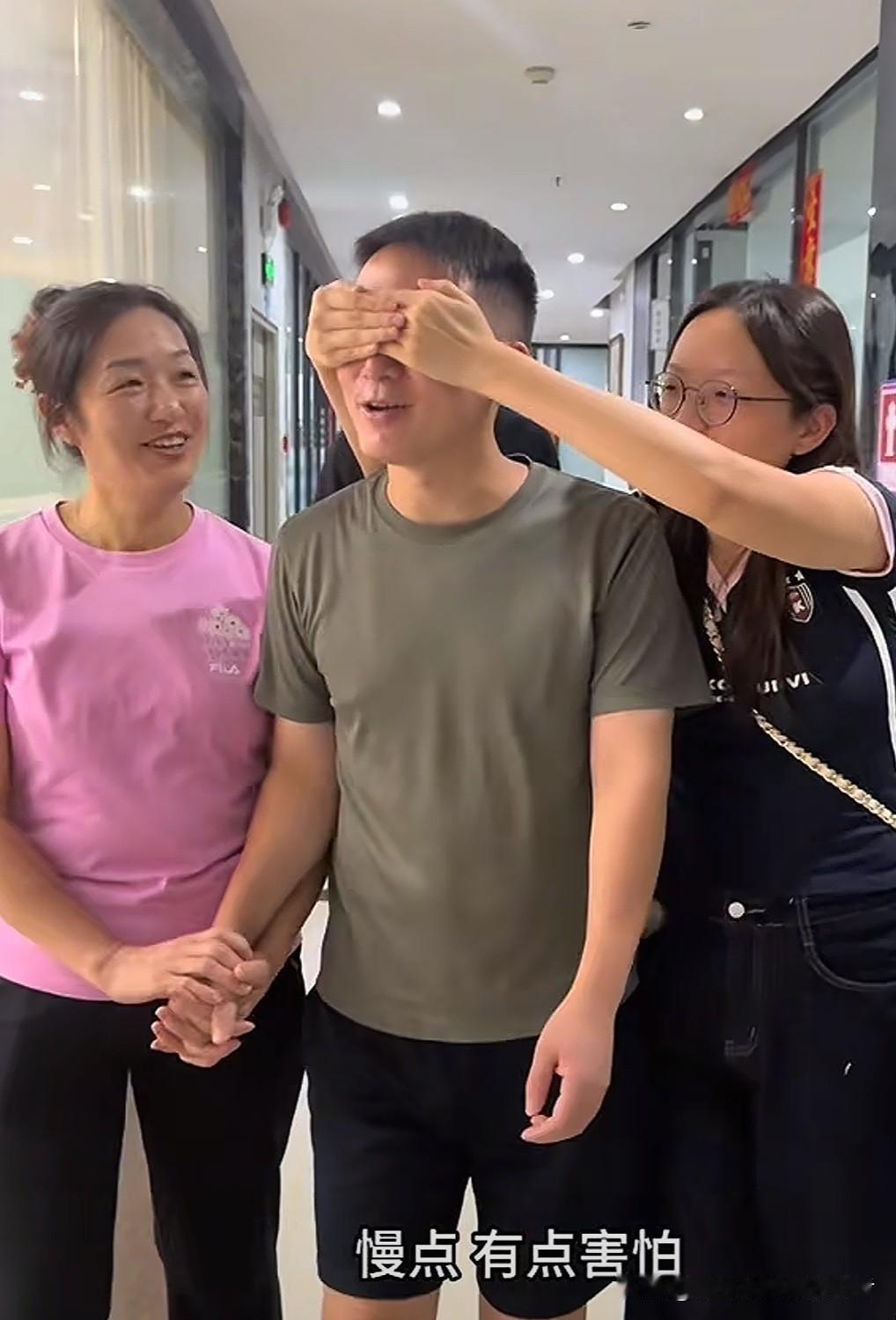 今天下午，谢浩男的妈妈发布了新的视频。在视频里，谢浩男妈妈、大妹以及谢浩男的战友