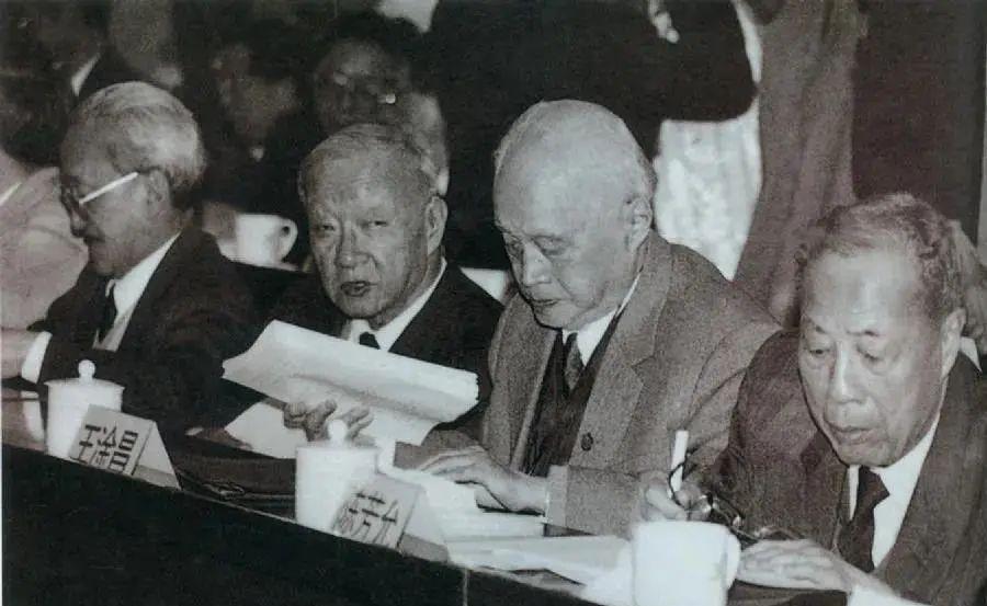 1986年薄一波大胆预言：毛主席历史地位还会更高！如今全应验了。
1986年的中