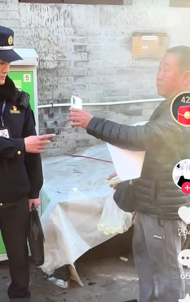 北京的这个豆汁大爷最近有点火啊，大爷这是在什么位置呢？是南锣鼓巷吗？有机会一定要