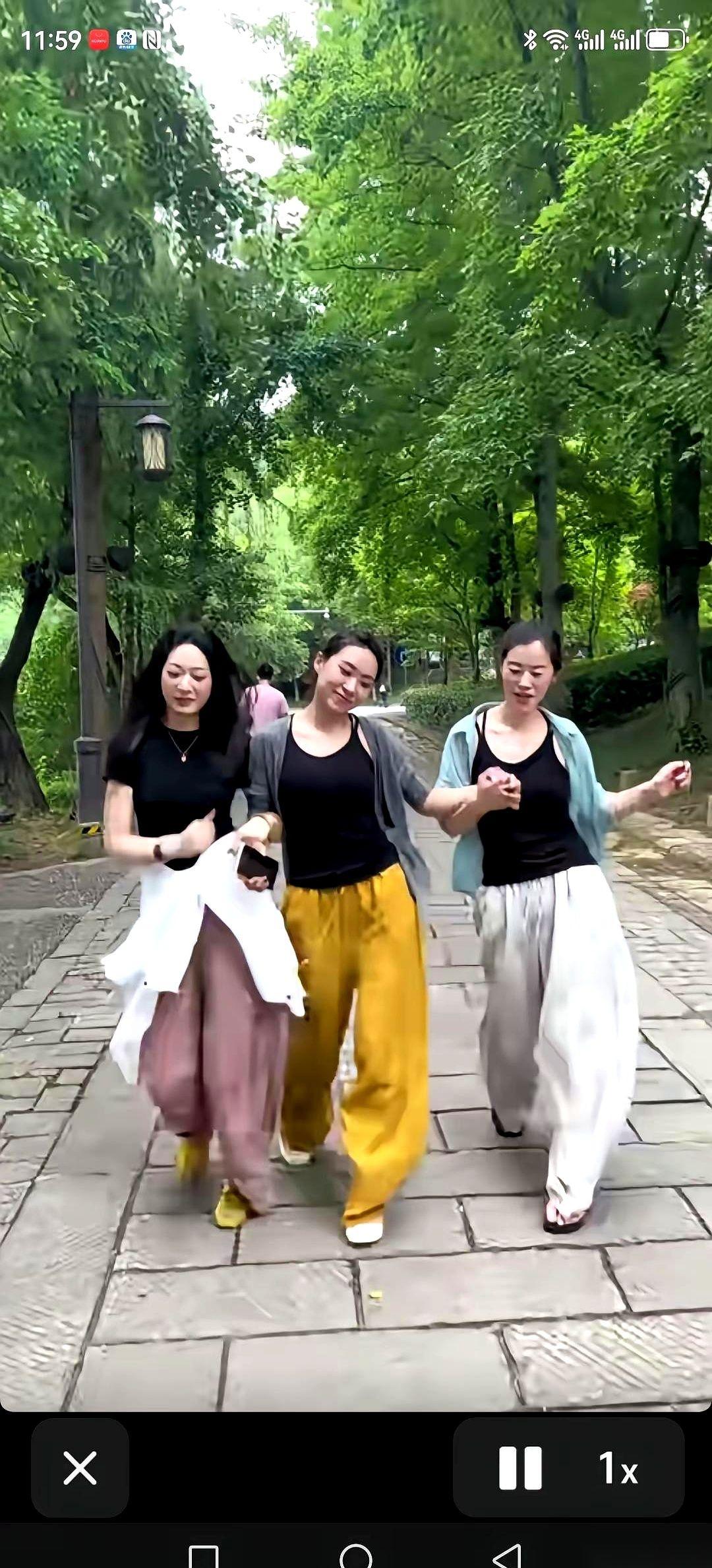 就在刚才，公园散步。
迎面晃过来三个女的，差点没把我的目光死死钉住。
没穿修身裙