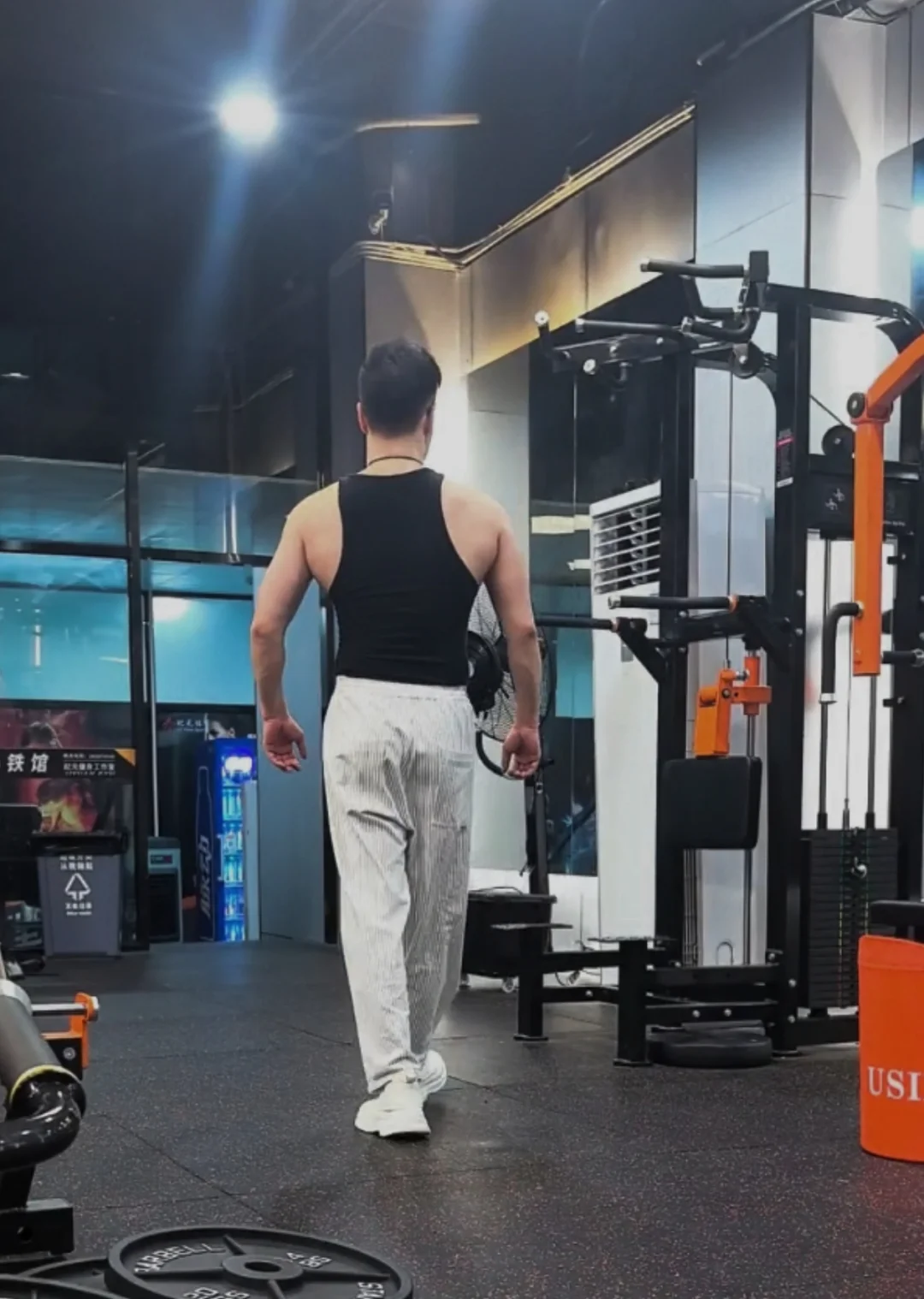 第一次看清自己的背影。