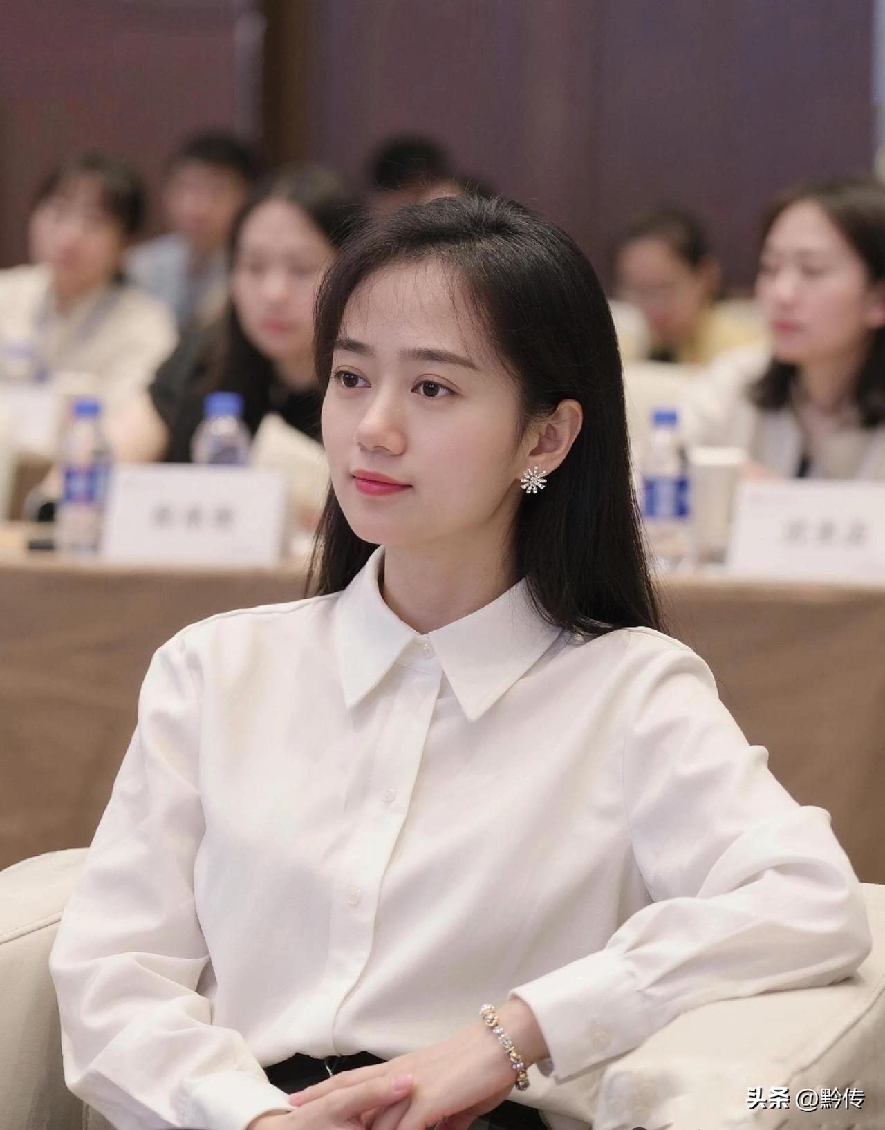 白一件白衬衫，干净得刚好。