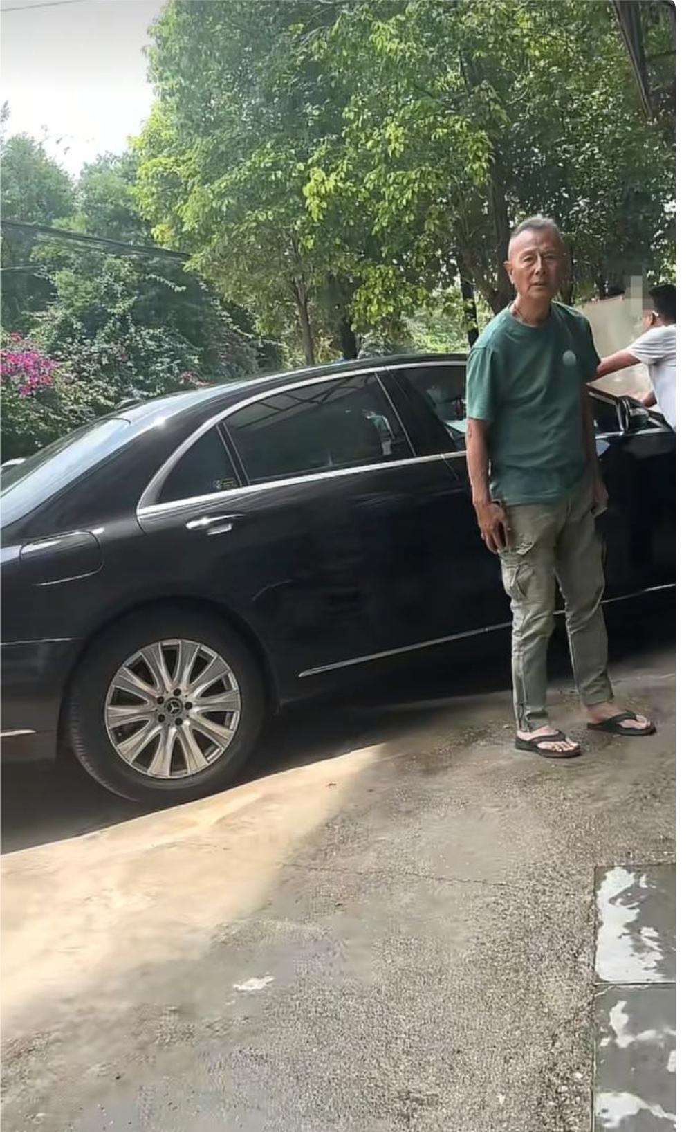 72岁的刘德凯在云南保养车时被偶遇，他穿着绿色短袖，搭配浅绿色工装裤，脚踩人字拖