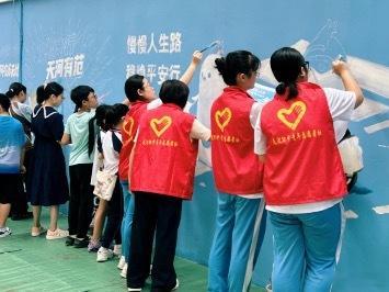 广州天河环卫工变身街头画家 打卡点再添新去处！天河沙河街龙岗路，文明出行IP“河