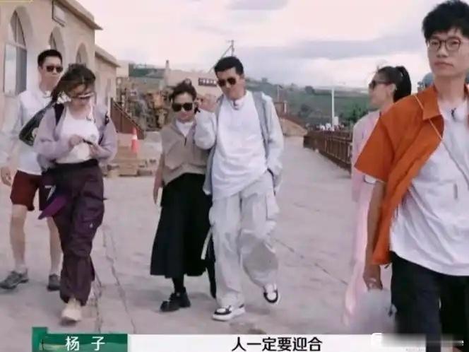 围麦救杨。 