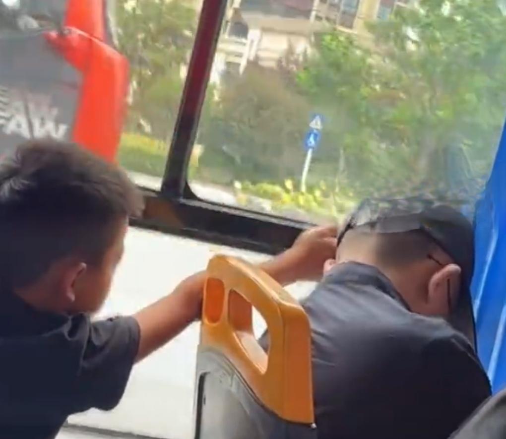 公交车日常奔波的路途上，总有一些不为人知的温柔瞬间，悄悄治愈着人心。谁也没想到，