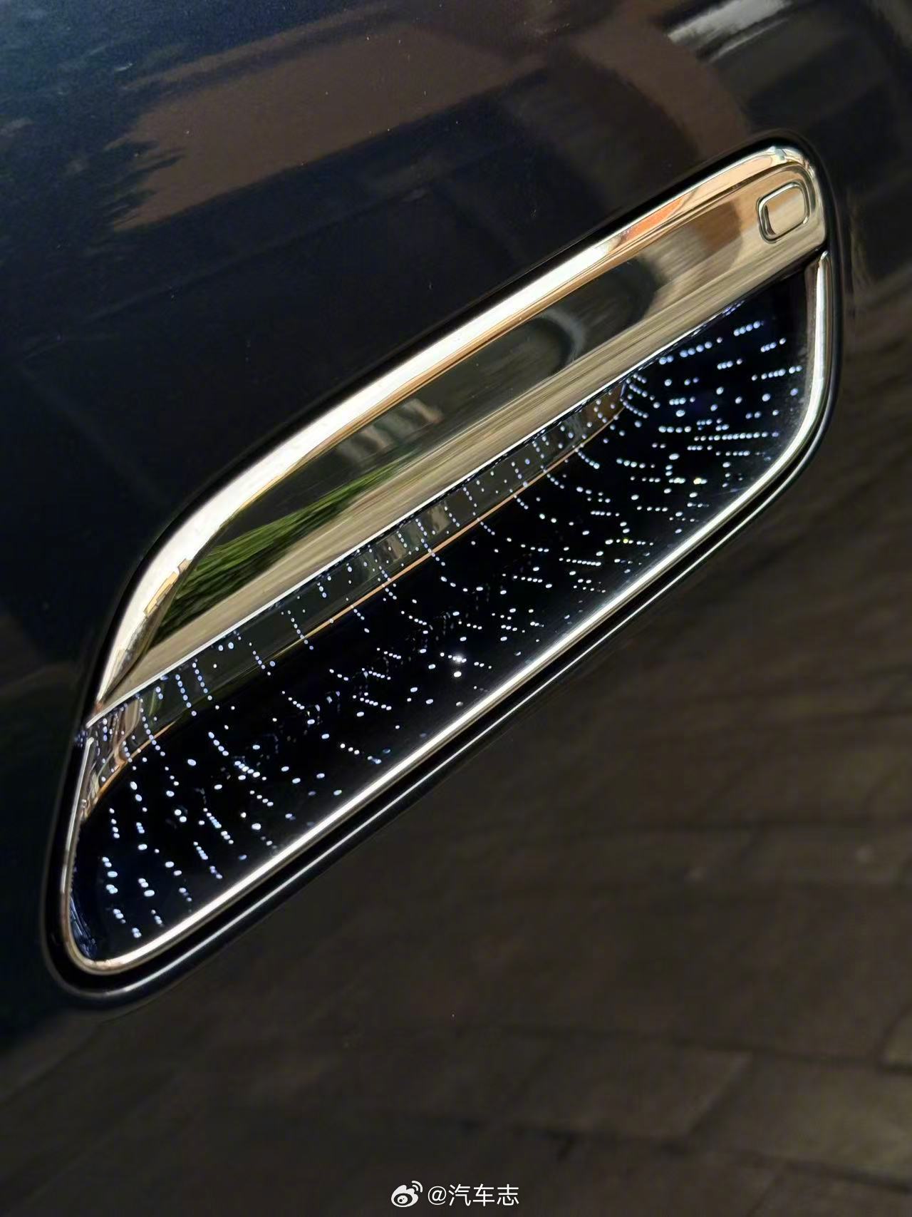 岚图的车都是带着一股国风，山水画、颜色的搭配。并非贬义，岚图绝对是新能源里的一小