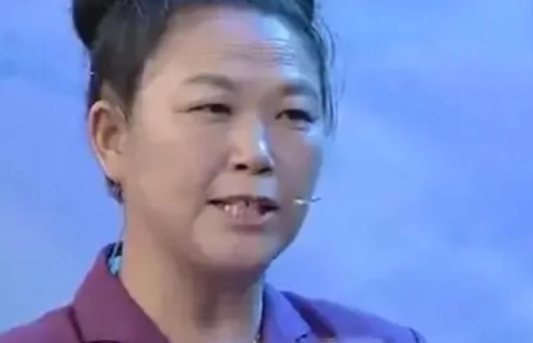 1990年，李大姐和她父亲去新疆游玩时，在地摊上花300元买了一颗珠子。之后，就