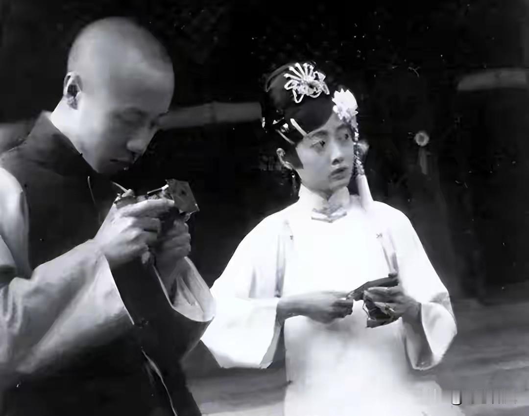 溥仪的身体，是被胆大的宫女掏空的？他童年到底经历了什么？
 
很多人都把溥仪终身