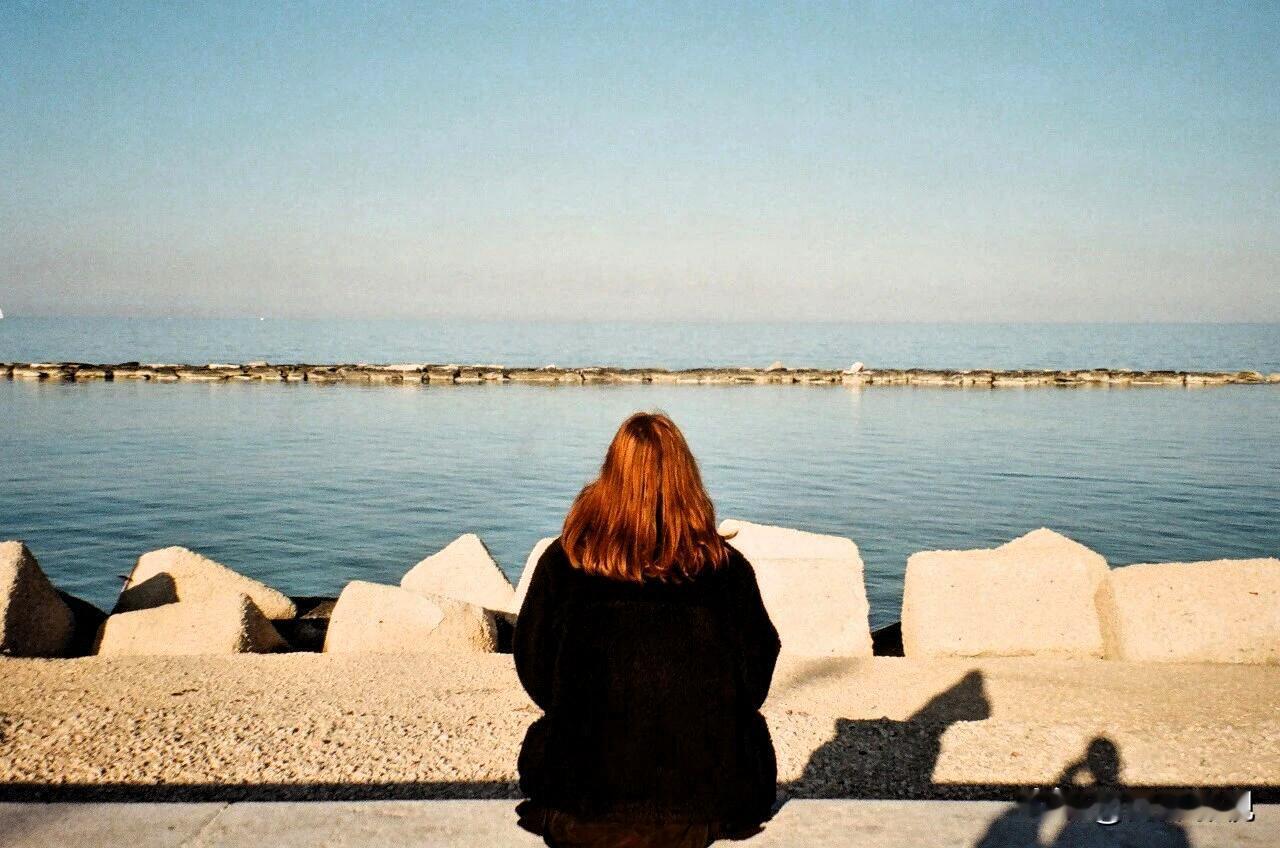 说不清这段时间是什么状态，只觉得方方面面都很疲惫。睡不着的时刻越来越多，说出口的