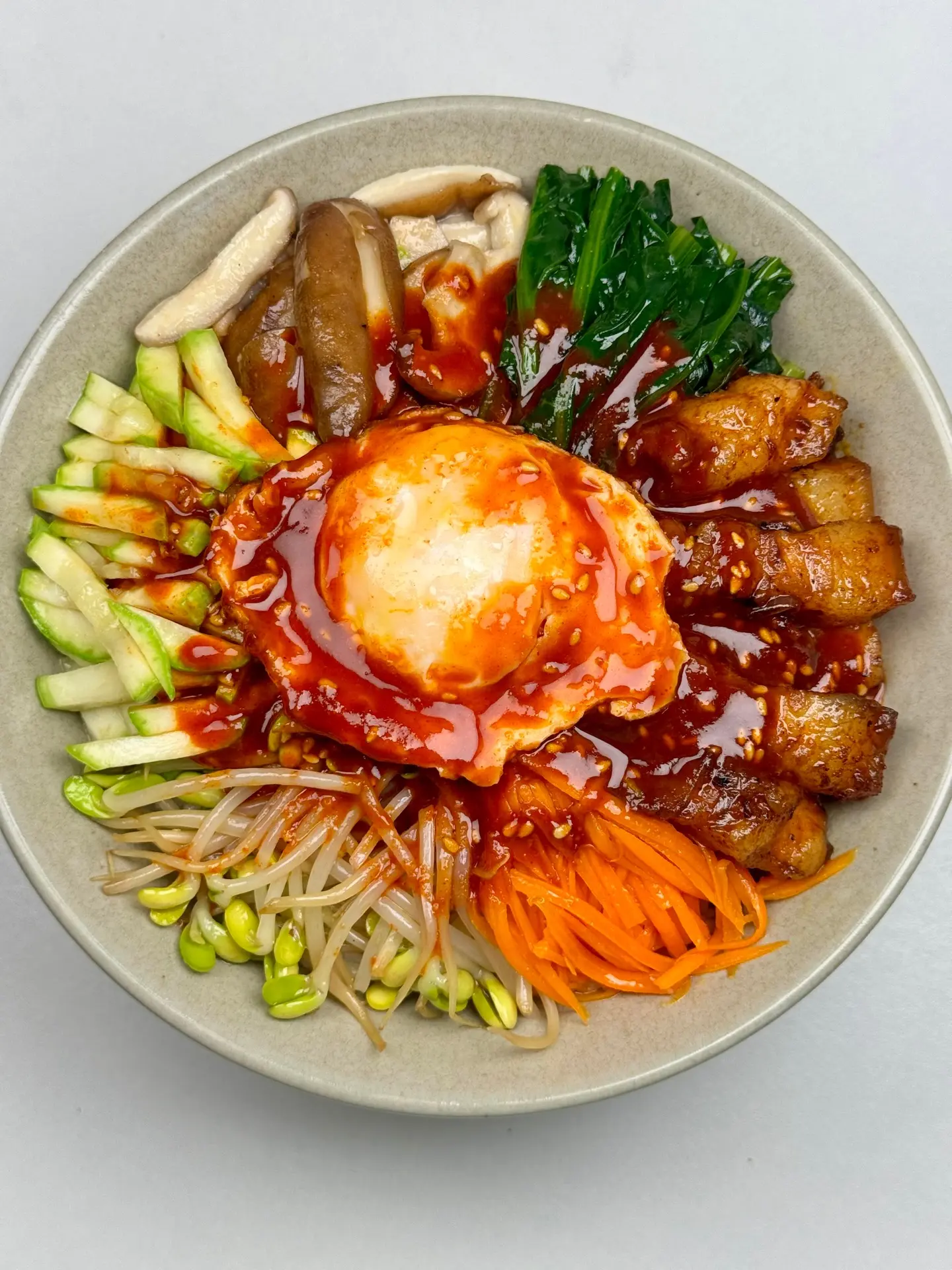 一碗韩式拌饭，香懵了。不用出门在家也能做韩式拌饭！ 今天用冰箱的剩菜做...