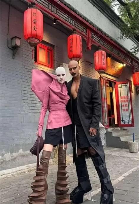 前几天几位外国游客信息着装问题被劝离故宫的消息上了热搜，看了下这几位游客的着装，