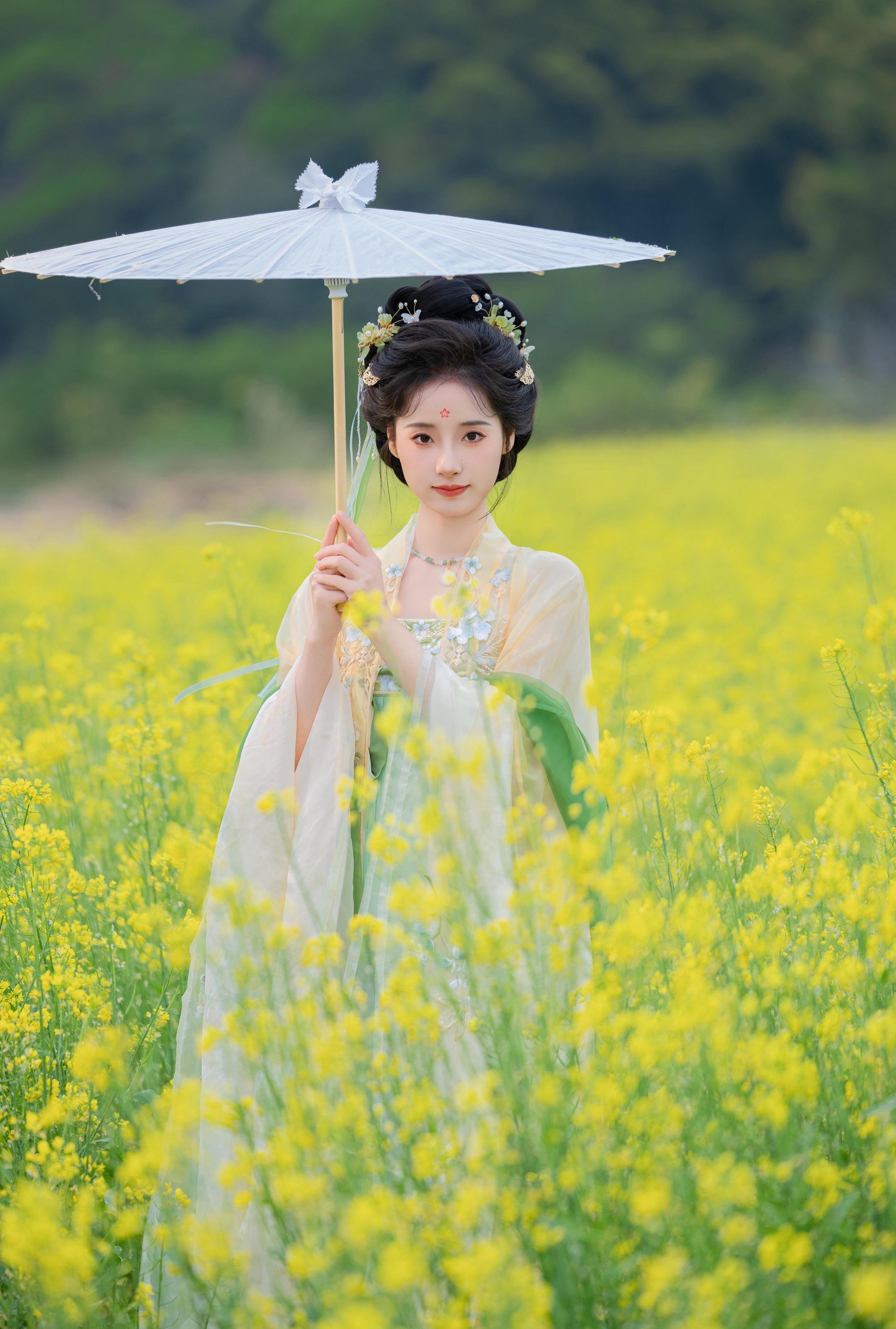 春知晓梦不觉恰似你我当年。陈都灵造型仿拍 嘟嘟这个黄绿色的造型和油菜花太配了！