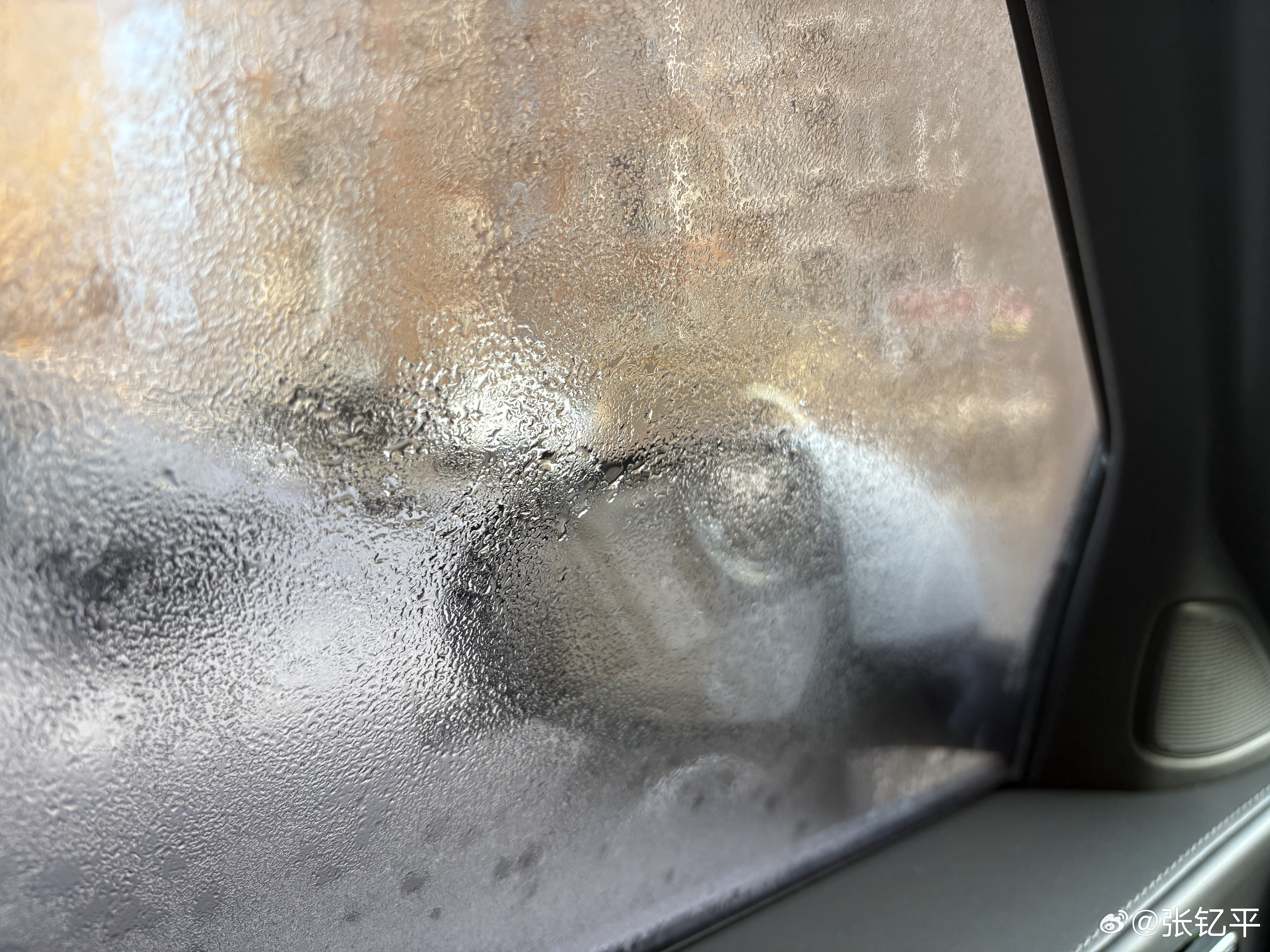 阳春三月，先下雪后结冰，车窗已经冻住打不开了…… 