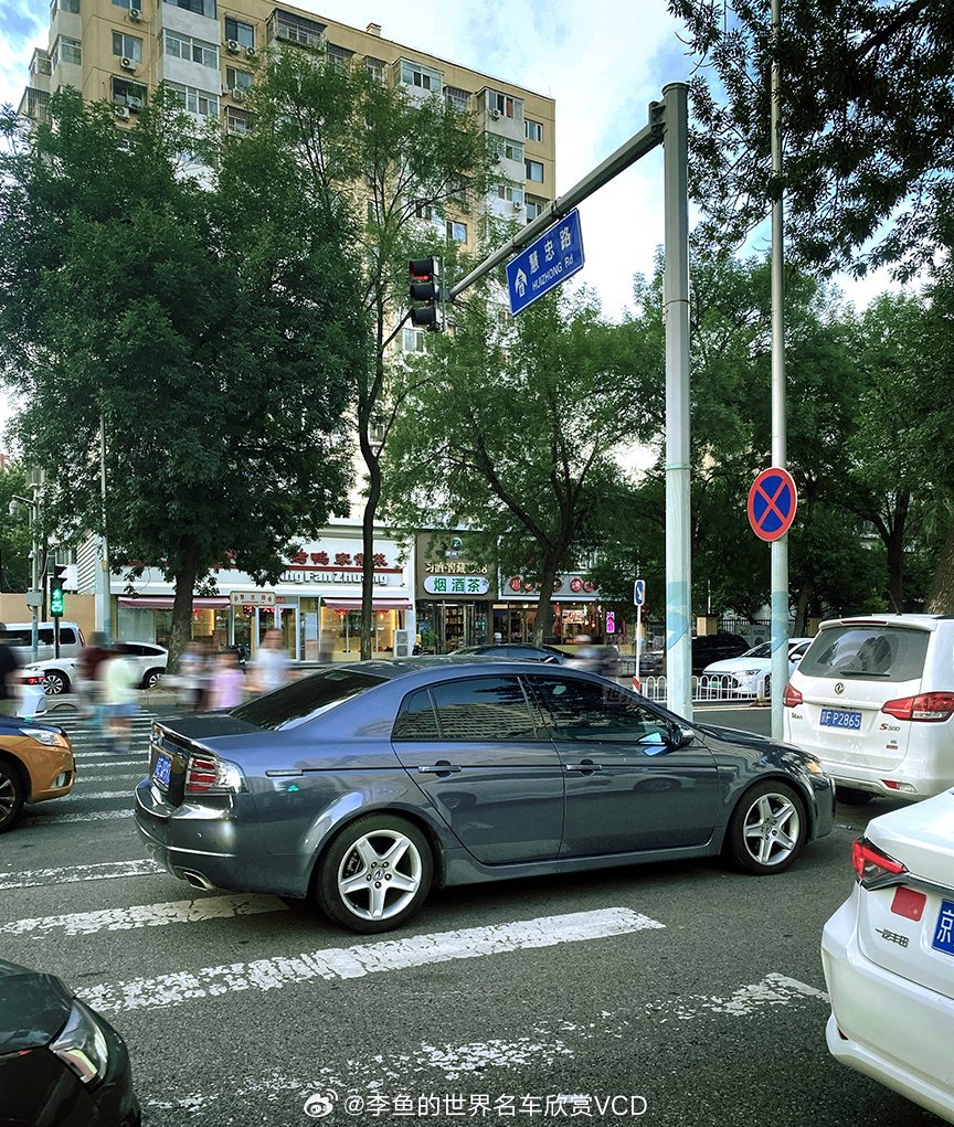 同一条街同一位置相隔13年拍了俩稀有讴歌翻街拍照的时候偶然发现2025年和201