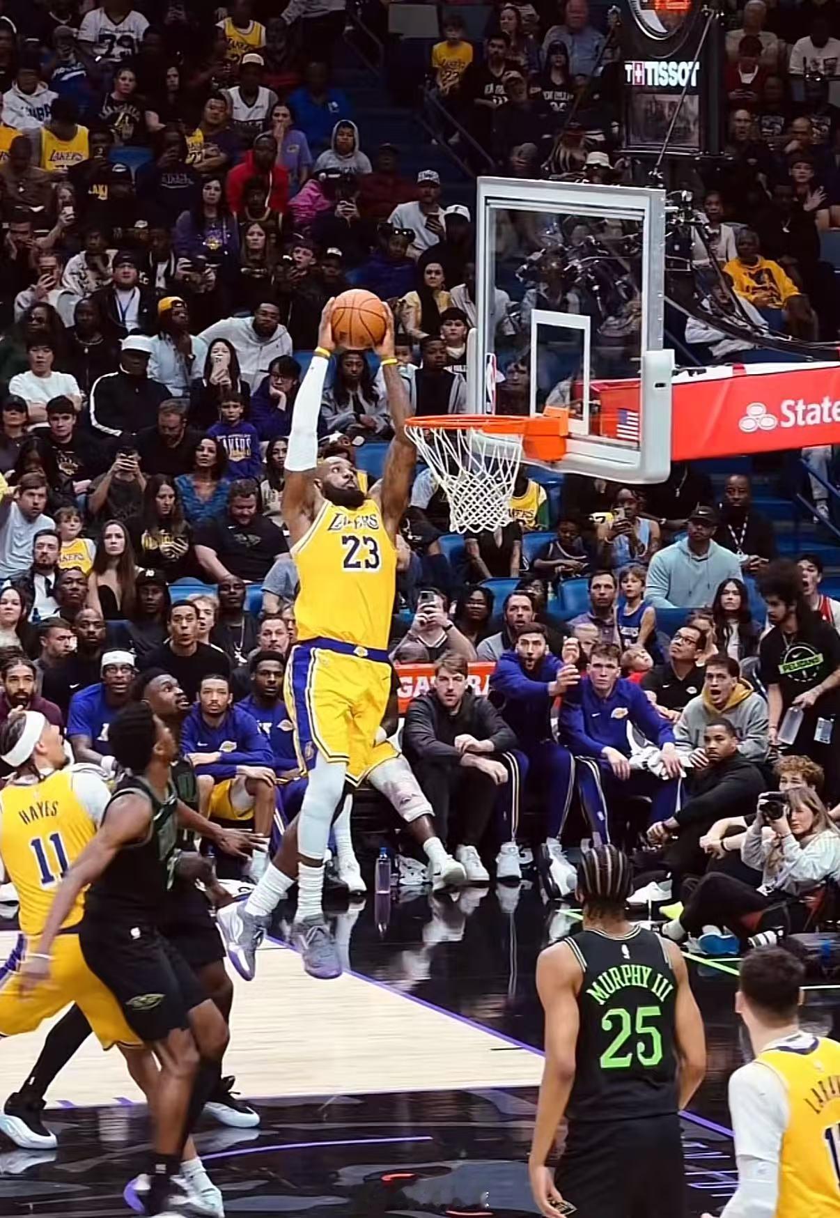 湖人vs鹈鹕湖人111-103终结鹈鹕8连败！詹姆斯、东契奇同砍30+，艾顿18