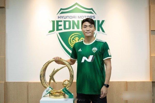 据韩国记者STEVE HAN报道，中超浙江队向全北现代支付了120万美元的解约金