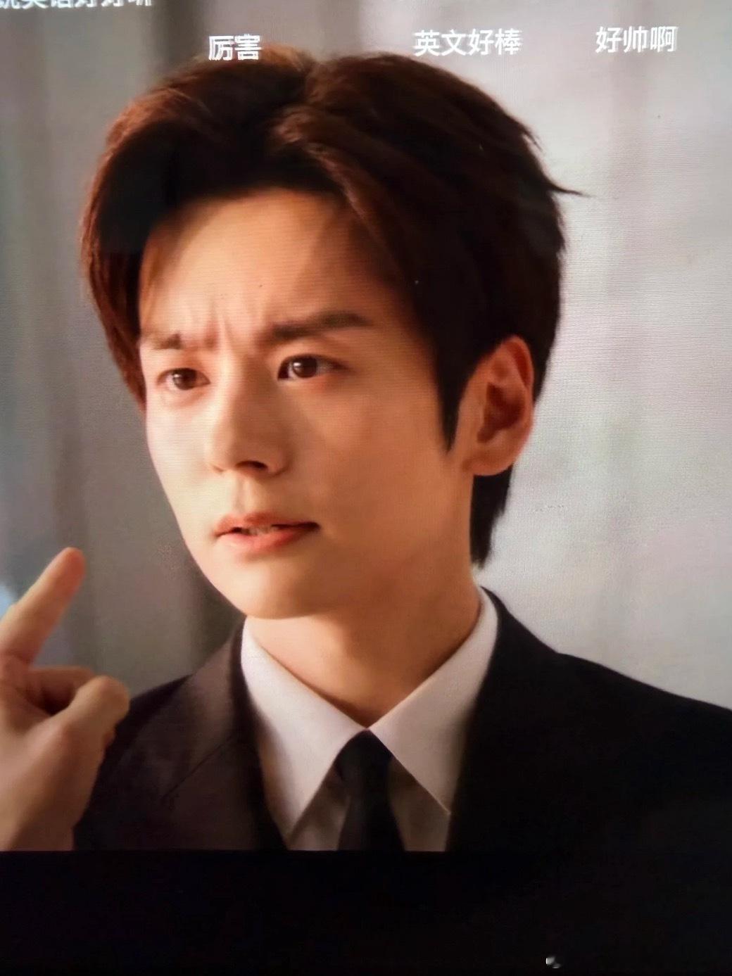 没人觉得他俩很像吗？！没人觉得魏哲鸣和蛹蛹宝宝像吗？为什么我越看越像… 