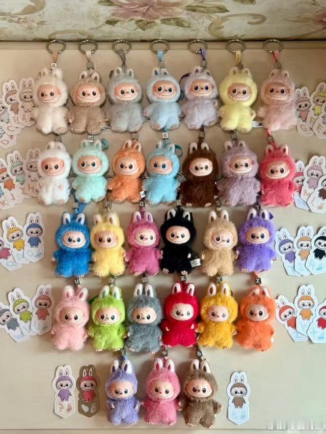 泡泡玛特4个月跌近44%一直搞不懂，那么小的一个小挂件，就敢卖好几百，甚至被网友