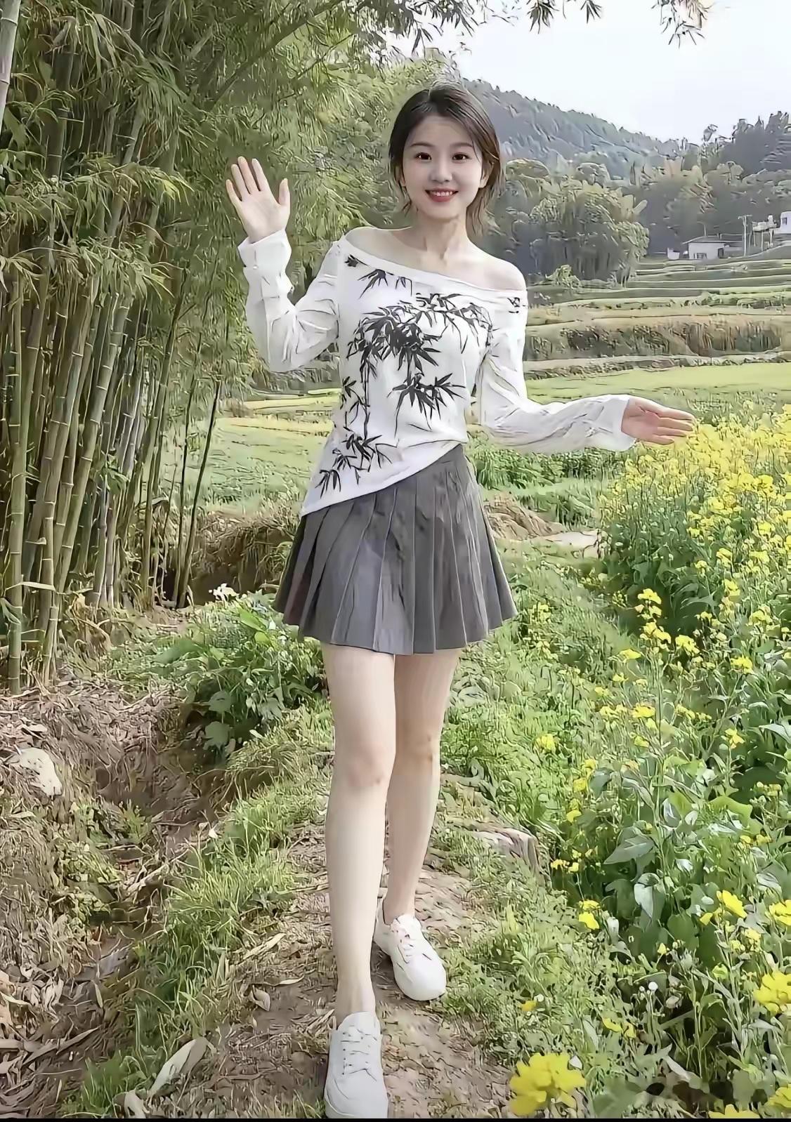 卜算子•晨祝清嘉
 
文/美人儿
晓雾散晴光，俊影凝清趣。落落风神自不凡，迎得晨