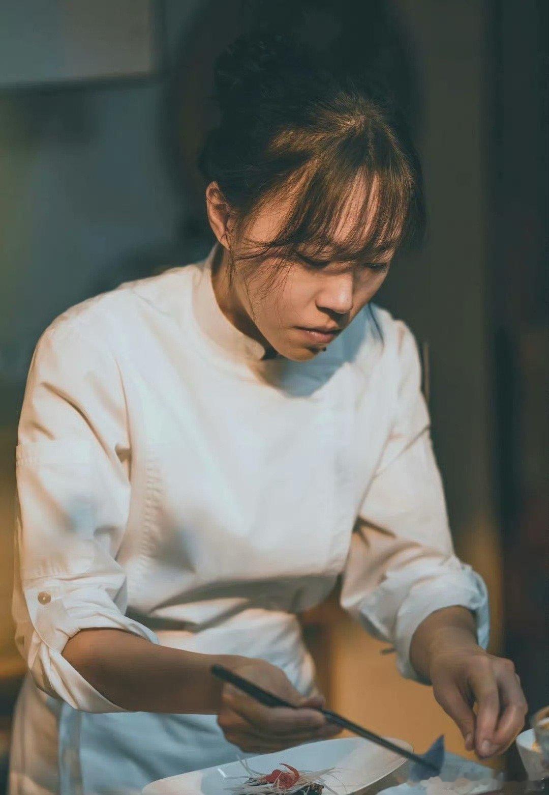 窦靖童新剧美食给我看馋了 窦靖童新剧的美食特辑太顶了！从胡同里的家常味道，到中西