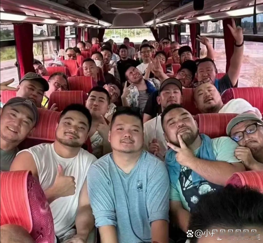查岗老公，他发来了一张公司团建的照片，看到都是男的，没有女同事，我就放心了 