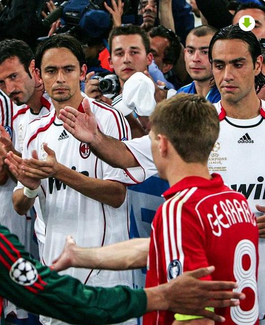 球场上的历史瞬间，面对杰拉德伸过来的手，九爷因扎吉一脸凝重，很少看见因扎吉这么认