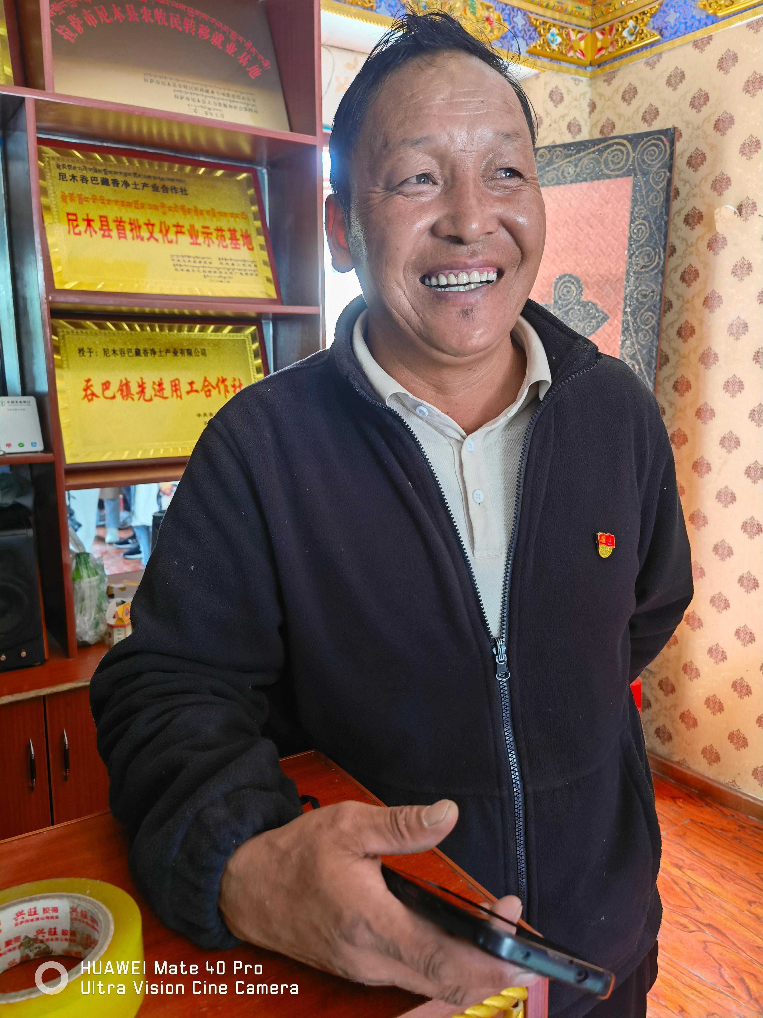 #寻觅西藏格桑花开# 脱贫致富还是要有带头人在尼木县318国道边的吞达村，全村有