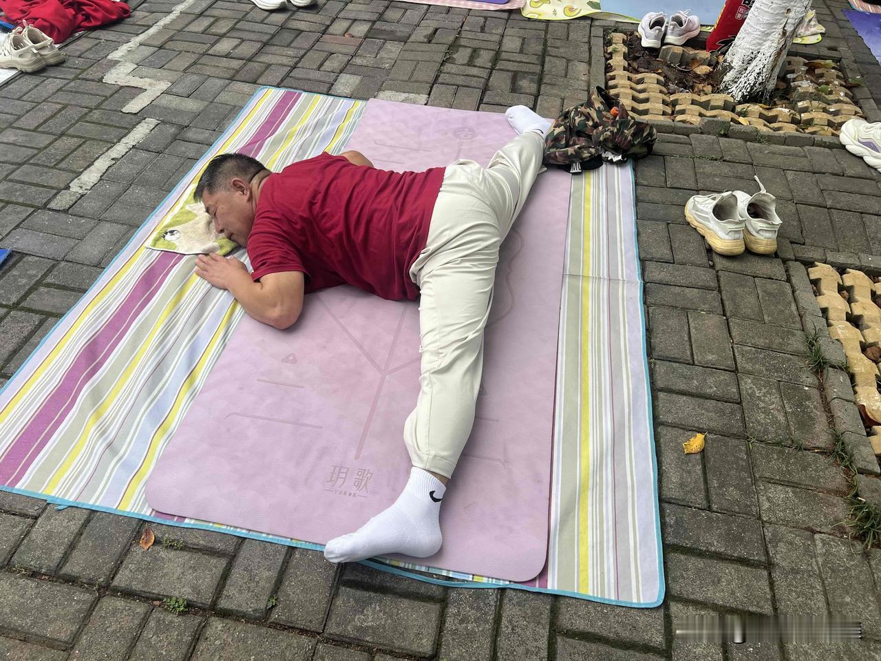 和我一样大的年纪，身体如此柔和，令我羡慕。

瑜伽人，还是不一样。

人有健身爱