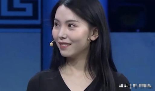 1998年，女孩小林逛古玩市场时，相中一个紫色的肚兜，最后花20元买了下来。几年
