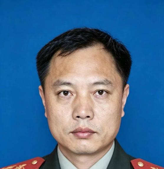 6次提干都没轮到自己。换成旁人，早该蔫了。可这个福建农村来的娃，揣着初中文凭，愣