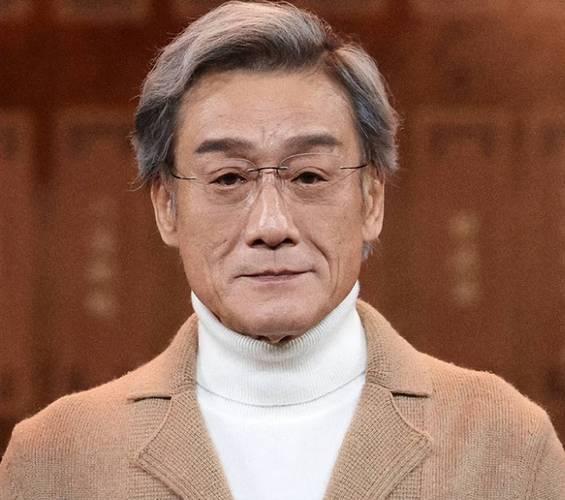 梁家辉在采访中坦言：我不愿意当明星，我想当一个演员。他从影四十余年，塑造上百个经