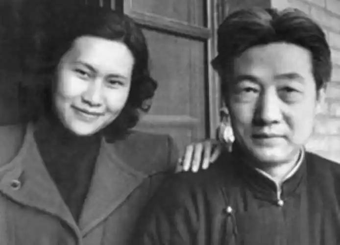 1944年夏末，徐静斐去探望生病的父亲徐悲鸿。她发现继母廖静文吃的是父亲剩下的饭