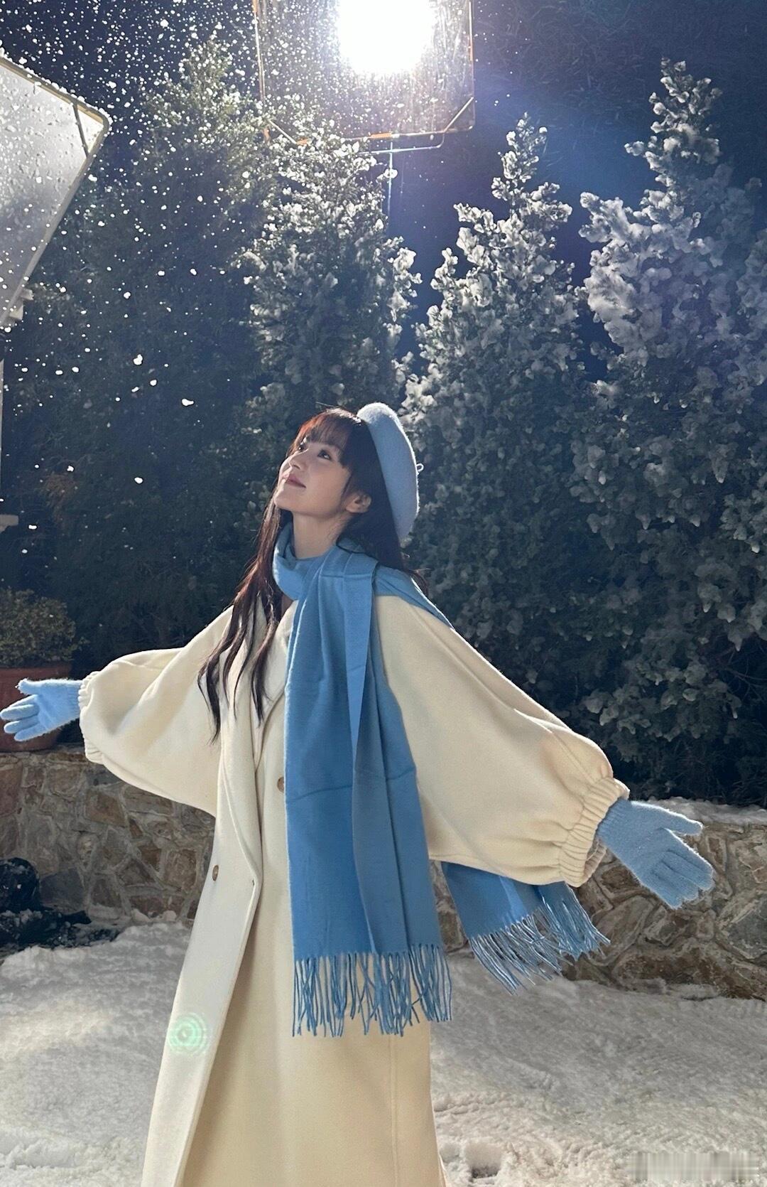 #田曦薇[超话]#  这个壁纸太美了，氛围感拉满了 这就是冬日的精灵嘛太迷人了吧
