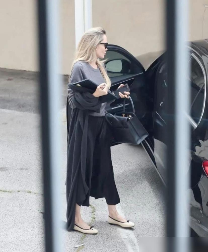 安吉丽娜·朱莉最近在纽约又被拍了。
还是标志性全黑低调造型，裹着大衣、拎着设计师