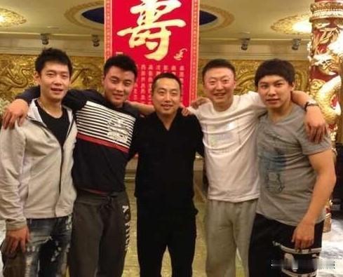 这国乒的合影充满了兄弟情谊的温馨，5人笑盈盈轻松愉悦。
有王皓、马琳、刘国梁，还