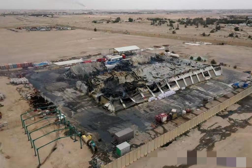 炸了、炸了、真的又炸了！航拍图像显示，美国哈利伯顿公司在伊拉克巴士拉的办公室和仓