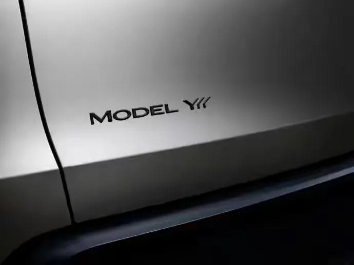 特斯拉Model Y L有大动作！8月18日晚官方微博宣布它即将登场，预计9月上