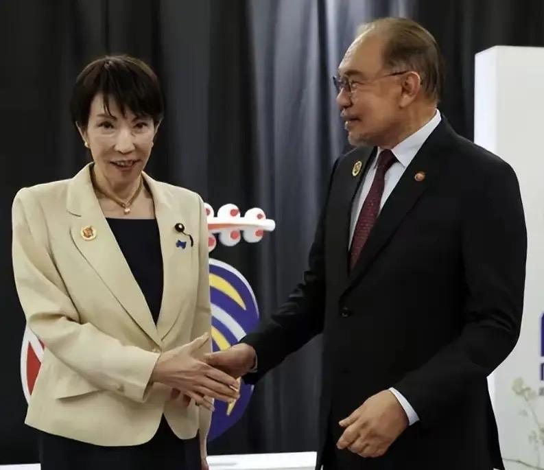 尴尬到抠脚！马克龙会见高市早苗，全程黑脸零互动，欧洲根本看不上日本！

今日会晤