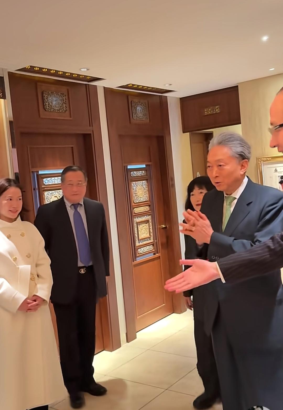 近日，鸠山由纪夫夫妇拜访了翁帆女士。鸠山先生表达了对杨振宁先生的缅怀之情，并询问