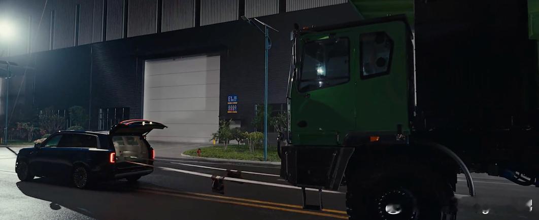 之前我是见过的小车拉大车，基本是把绳索挂在车头或车尾的拖车钩上。没想到这次小米是