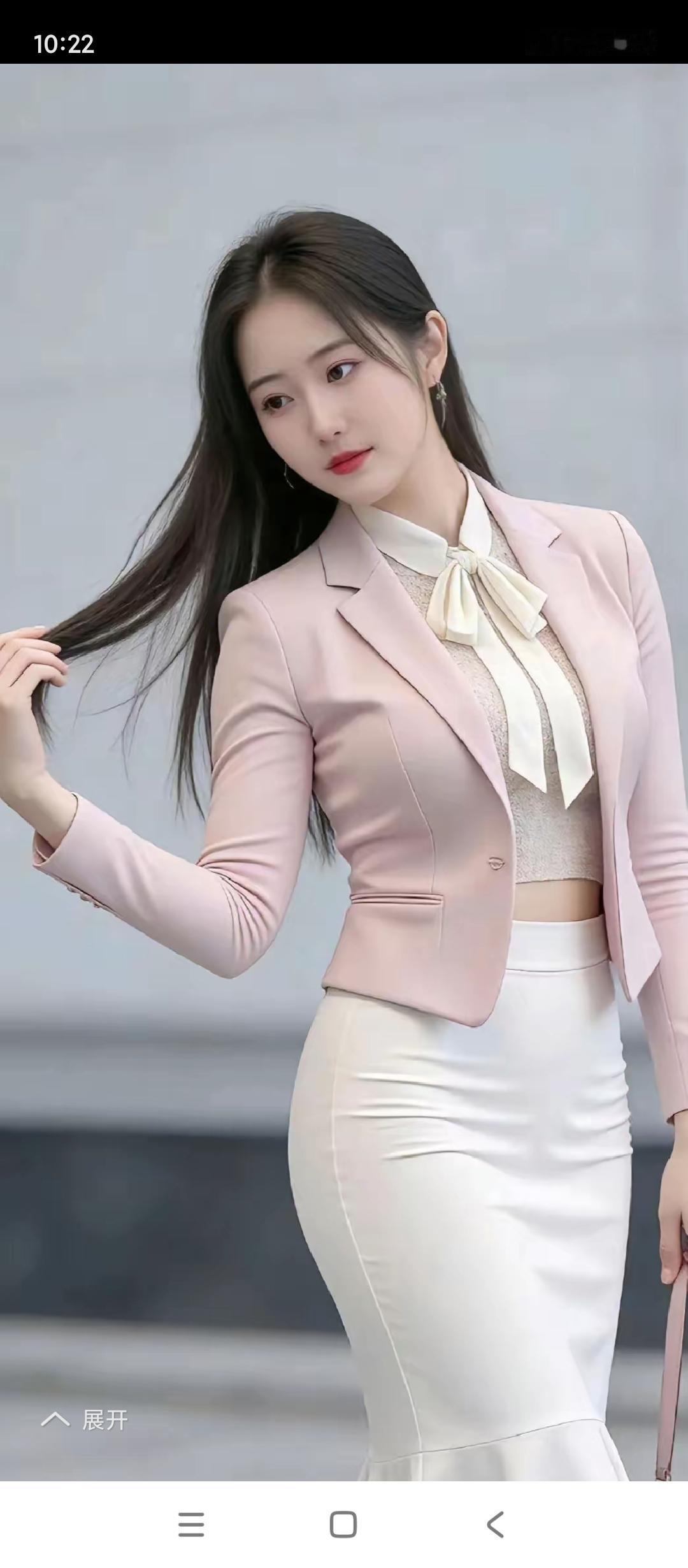 上联：微风轻拂美人面，下联：您请细雨悄润雅士衣。