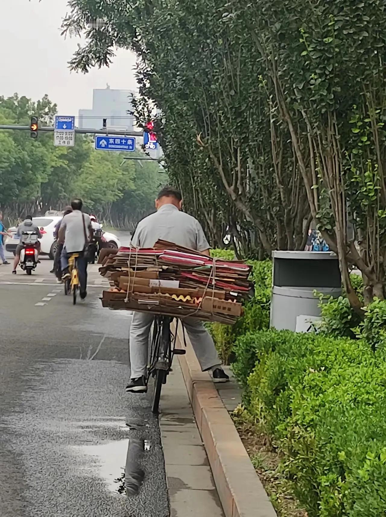 我们小区有一位领导干部退休了，他找到了一个好的嗜好，每天上各小区找废纸箱然后捆成