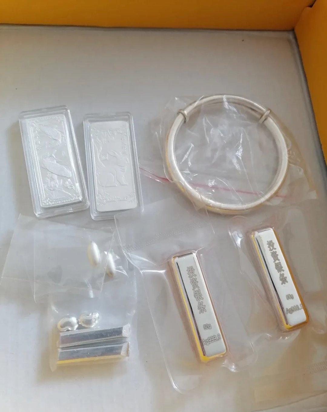 有人会囤银子吗？
银子适合当“压箱底”的资产吗？
银子适合用来抗风险吗？
现在人