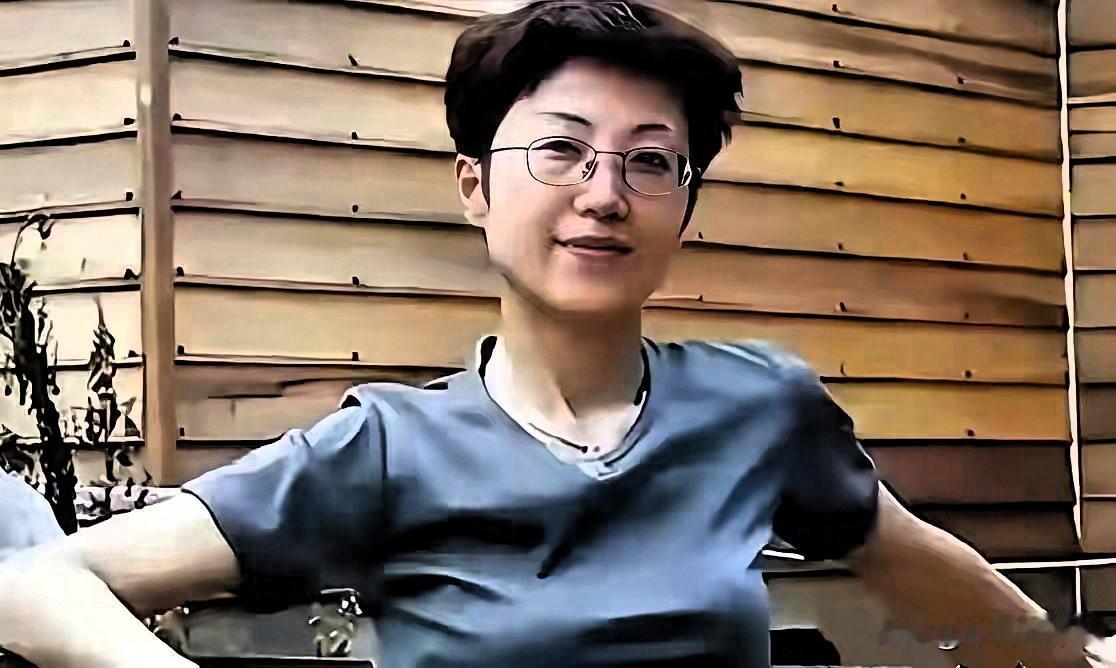 她持有美国绿卡，趁着假期带着丈夫和五岁儿子回国探亲，等到一家人在北京首都机场办理
