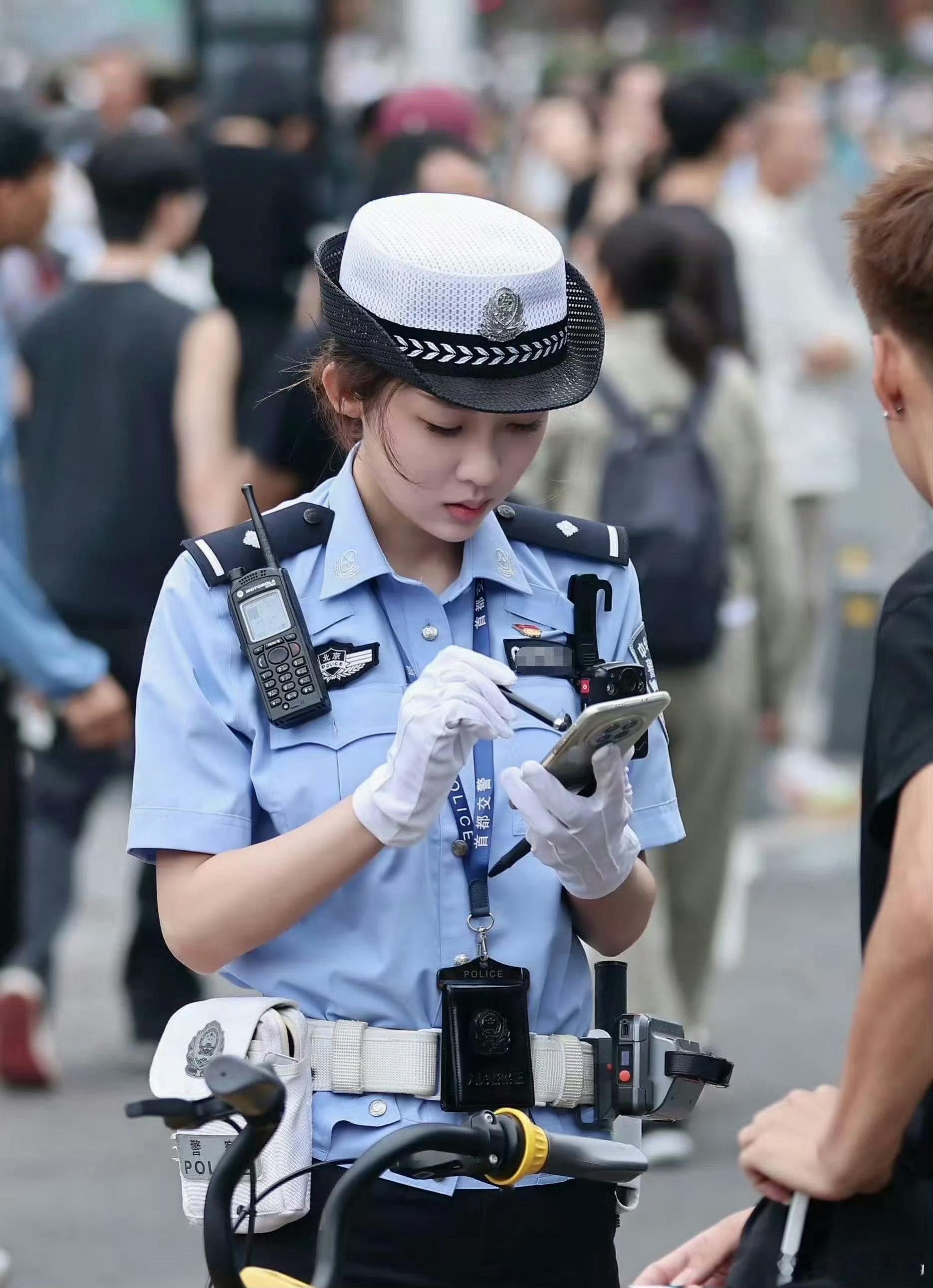 据说这是北京最美女交警[捂嘴哭] ​​​