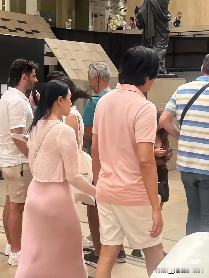 演员在银幕上和生活中区别还是挺大的
看看秦昊和媳妇伊能静
两个人差那么大的岁数但