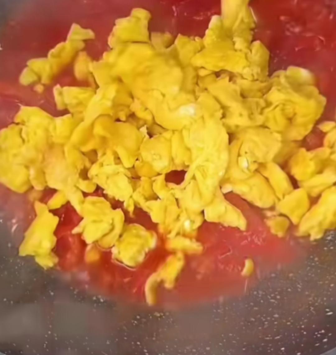 西红柿：鸡蛋，你已经不配跟我在一起了！
最近，这个西红柿价格飙升啊！我们这5块多