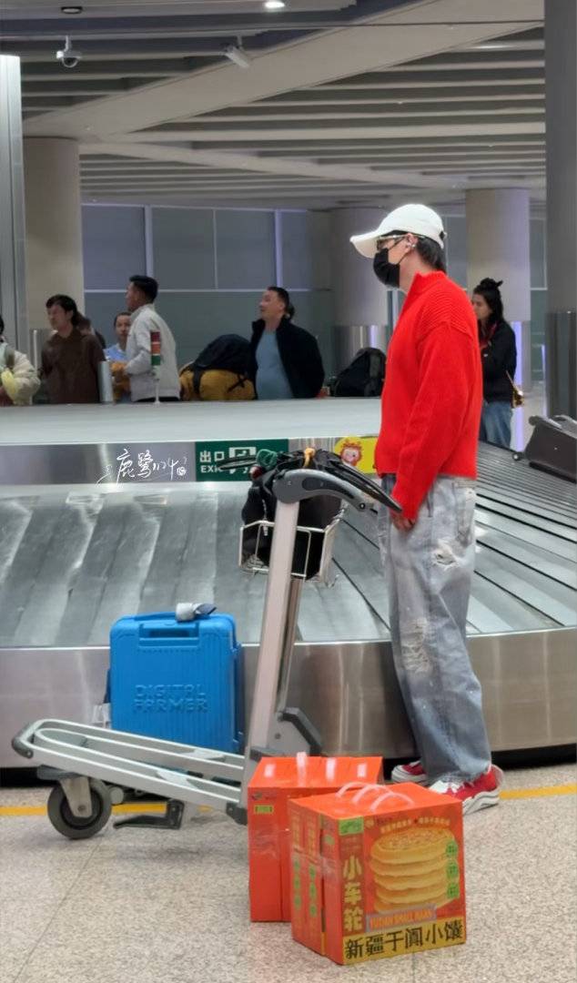 鹭卓跨越千里给粉丝带馕 什么？！你是说：二哥从新疆大老远带回来的馕竟然是发给粉丝