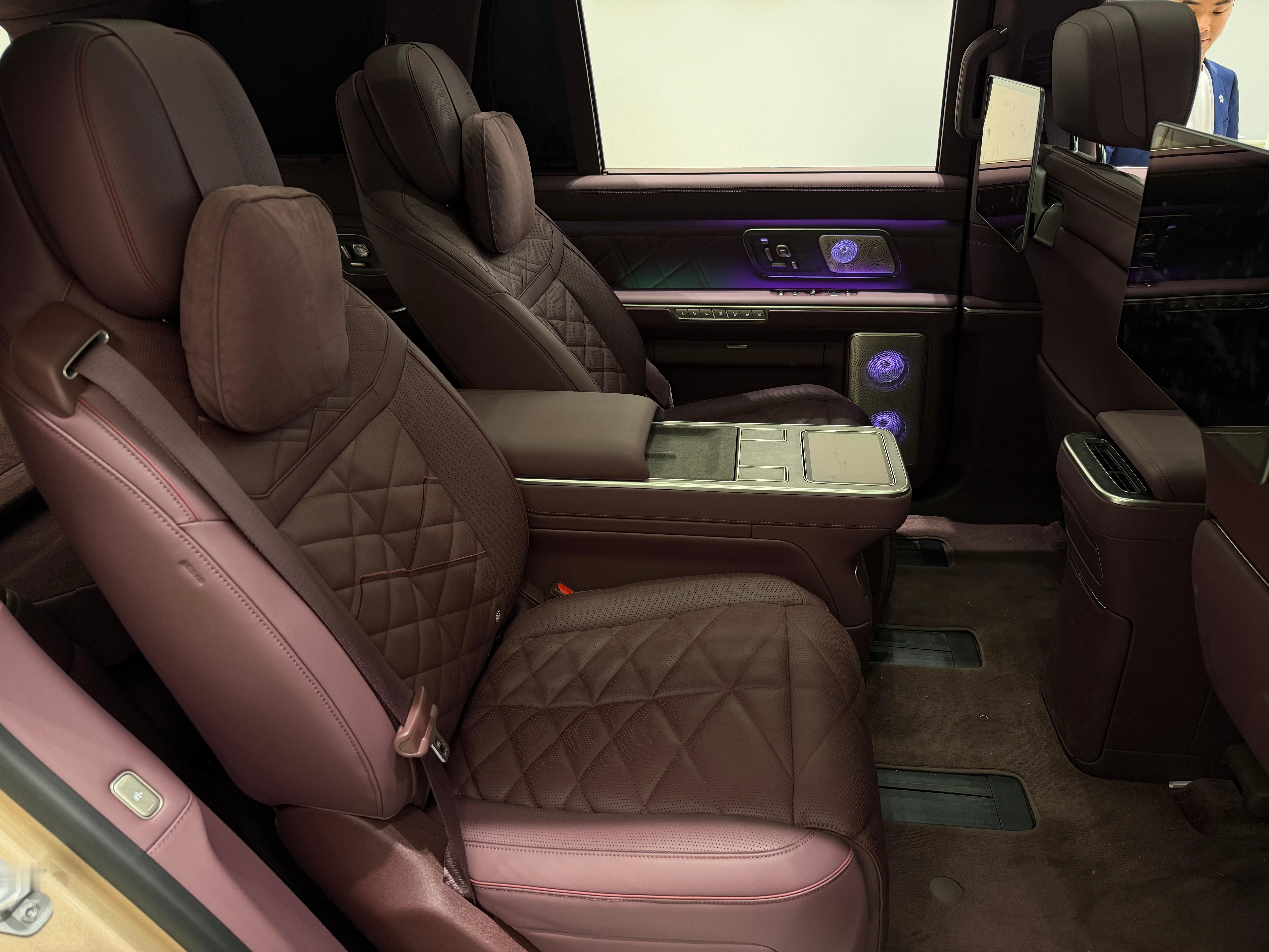 今天路过蔚来展厅好多人看ES9该说不说蔚来的内饰设计论质感在中国品牌里面绝对最为